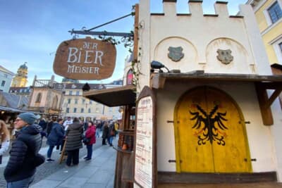 街の中心地にある、中世を模したクリスマスマーケットは独特な雰囲気です