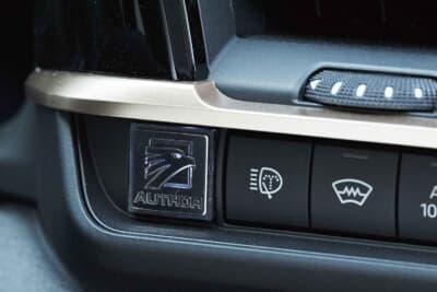 デモカーのクラウンスポーツは、オーサーのロゴが入った埋め込み型のスキャナーをチョイス。好みに合わせて選べるのもポイント