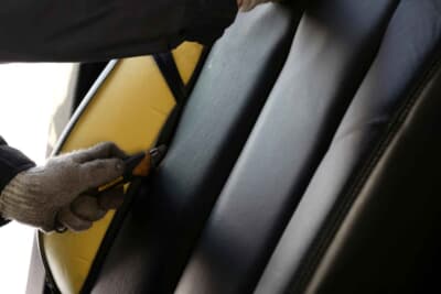 自動車の革シートを再利用する製品開発も実現した。クオリティの高い高級車の使用済みシートを回収し、レザーの名刺ケースを製作。メーカー、車種、年代、使い込み具合によって素材の風合いが異なり、それを職人がハンドメイドで仕上げているため、これもまたオンリーワンの逸品となる