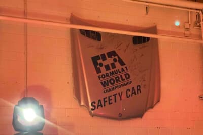 ファクトリーのこの場所で、日頃F1のセーフティーカーが整備されています