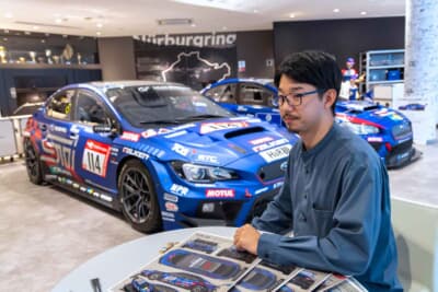 小冊子には、レーシングドライバー、NBRメカニック、カラーリングデザイナー、ディーラーメカニックなどの証言が収録されている