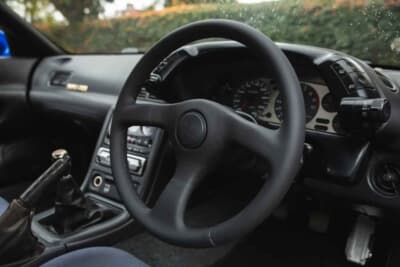 4万ポンド〜5万ポンド（邦貨換算約832万〜1040万円）で現在も販売中の日産R32型「スカイラインGT-R」（C）iconicauctioneers