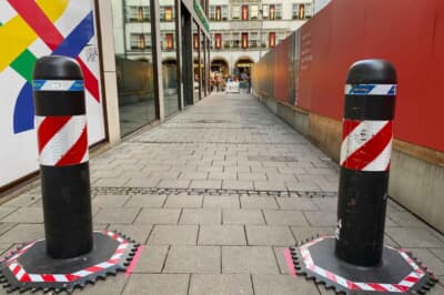 街の中心地へ入るすべての入り口には、この時期はクルマ止めが設置されます