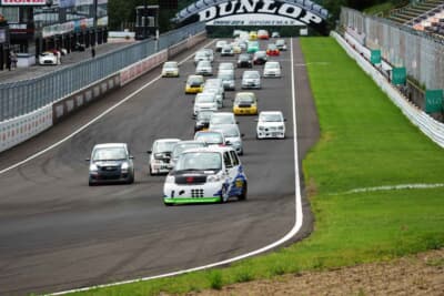 1クラスのポールポジション大塚を先頭に45台のクルマが1コーナーへ飛び込んでいく。今回も15名を超えるドライバーが予選を通過できずコンソレーションレース（予選落ちした選手による敗者復活戦）行きとなった