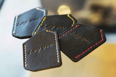 ログオンの型押しロゴが入った質感が高いオリジナルレザー製キーフォブケースは、各プランを施工したユーザーに2個プレゼント