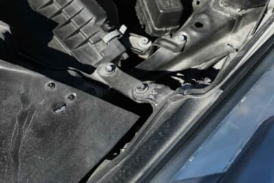 日産 スカイラインクロスオーバー：バンパーとボンネット、ライトを収めるために、ラジエータコアサポートを含めた周辺部品を加工