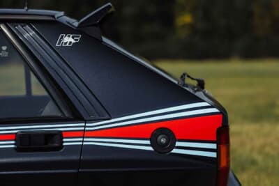 20万1250ユーロ(邦貨換算約3530万円)で落札されたランチア「デルタHF インテグラーレ エボルツィオーネ I マルティーニ5」(C)Courtesy of Broad Arrow