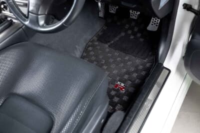 35万0000ユーロ〜45万0000ユーロ（邦貨換算6320万円〜8130万円）で現在も販売中の日産R34型「スカイラインGT-R Nur」（C）Bonhams