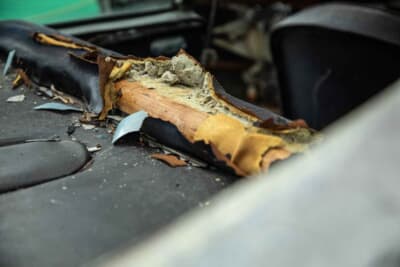 1965年式アストンマーティンDB5：単なる修理でも復元でもない。再生を目指した壮大な儀式をうかがわせる