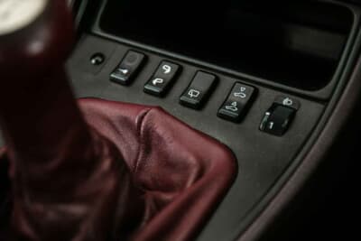 2万～2万5000ポンド（邦貨換算約416万円～520万円）で現在も販売中のポルシェ「944 Lux S2」（C）iconicauctioneers