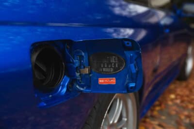 4万ポンド〜5万ポンド（邦貨換算約832万〜1040万円）で現在も販売中の日産R32型「スカイラインGT-R」（C）iconicauctioneers