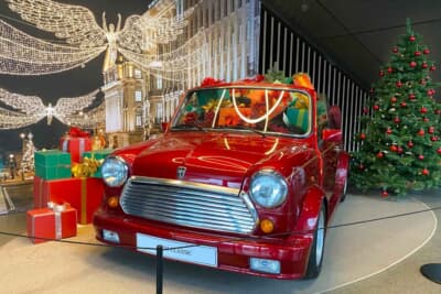 メインエントランスに入ると、すぐに目に入るのはMINIのクリスマスのデコレーション