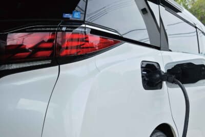 ガソリン車だけじゃなく、プラグインハイブリッド車など様々な性質の車両が入庫しても対応できるように徹底的にデータ取りを行う