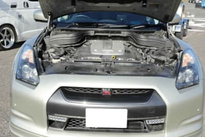 日産 スカイラインクロスオーバー：ノーズがスカイラインクロスオーバーよりも低いため、ボンネットの位置を決めてからバンパーの収まりを調整し、その寸法が決まった段階でフェンダーの位置合わせを行った