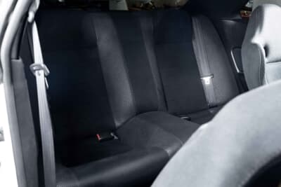 35万0000ユーロ〜45万0000ユーロ（邦貨換算6320万円〜8130万円）で現在も販売中の日産R34型「スカイラインGT-R Nur」（C）Bonhams