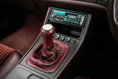 2万～2万5000ポンド（邦貨換算約416万円～520万円）で現在も販売中のポルシェ「944 Lux S2」（C）iconicauctioneers