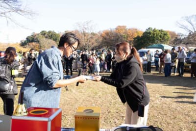 スターロック代表の藤原さんから手渡されているのは、店舗で使える商品券3万円分。オリジナルパーツなどと交換できる幸運な賞品だ