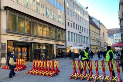 旧市街のなかは、あちらこちらでクルマが進入できないようになっています。普段から歩行者天国ですが、テロ対策は毎年厳しくなっています