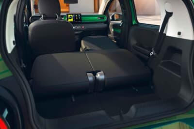 ルノー・トゥインゴ E-Tech エレクトリック：トランク容量は後部座席の位置に応じて205Lから305Lまで拡張可能で、座席を折り畳めば最大1000Lとなる