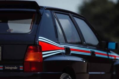 20万1250ユーロ(邦貨換算約3530万円)で落札されたランチア「デルタHF インテグラーレ エボルツィオーネ I マルティーニ5」(C)Courtesy of Broad Arrow