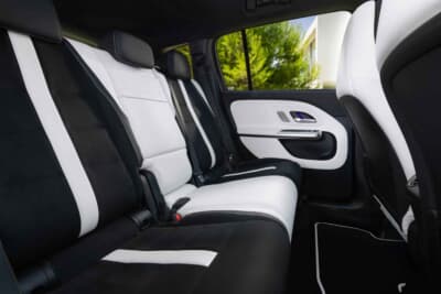 メルセデス・ベンツGLB：多彩なシートアレンジで、2列目シートは最大140mmのスライドが可能と使い勝手も高く余裕のスペース