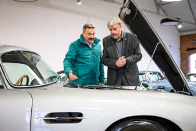 1965年式アストンマーティンDB5：蘇ったエンジンルームを眺めるオーナーのウィリアムズ氏（右）