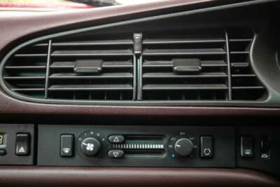 2万～2万5000ポンド（邦貨換算約416万円～520万円）で現在も販売中のポルシェ「944 Lux S2」（C）iconicauctioneers