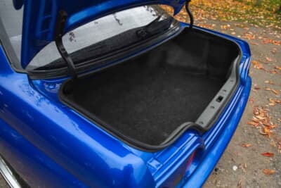 4万ポンド〜5万ポンド（邦貨換算約832万〜1040万円）で現在も販売中の日産R32型「スカイラインGT-R」（C）iconicauctioneers