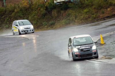 1クラスは新関が圧倒的なタイム差で逃げ切る展開に。シリーズチャンピオンにも輝いた