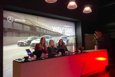 受付の女性はAMGの社員さんです