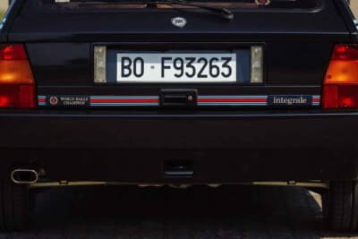 20万1250ユーロ(邦貨換算約3530万円)で落札されたランチア「デルタHF インテグラーレ エボルツィオーネ I マルティーニ5」(C)Courtesy of Broad Arrow