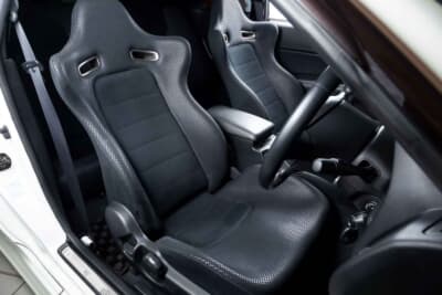 35万0000ユーロ〜45万0000ユーロ（邦貨換算6320万円〜8130万円）で現在も販売中の日産R34型「スカイラインGT-R Nur」（C）Bonhams