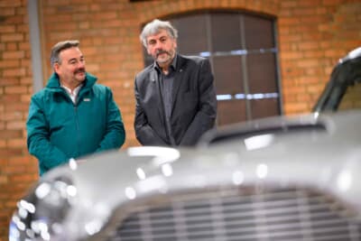 1965年式アストンマーティンDB5：フルレストアされたDB5に見入るオーナーのウィリアムズ氏（右）