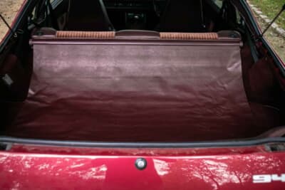 2万～2万5000ポンド（邦貨換算約416万円～520万円）で現在も販売中のポルシェ「944 Lux S2」（C）iconicauctioneers