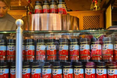 今年はこのくるみ割り人形のデザインのグリューワインのカップが、ミュンヘンでは一番人気のようでした