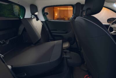 ルノー・トゥインゴ E-Tech エレクトリック：後部座席2席は独立してスライド、リクライニング、折り畳みが可能