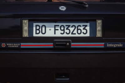 20万1250ユーロ(邦貨換算約3530万円)で落札されたランチア「デルタHF インテグラーレ エボルツィオーネ I マルティーニ5」(C)Courtesy of Broad Arrow