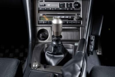 35万0000ユーロ〜45万0000ユーロ（邦貨換算6320万円〜8130万円）で現在も販売中の日産R34型「スカイラインGT-R Nur」（C）Bonhams