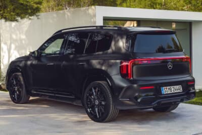 メルセデス・ベンツGLB：テールライトに両端が下へ曲がったLEDライトバンドを採用し、アイコニックなリアビューを構築