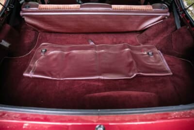 2万～2万5000ポンド（邦貨換算約416万円～520万円）で現在も販売中のポルシェ「944 Lux S2」（C）iconicauctioneers