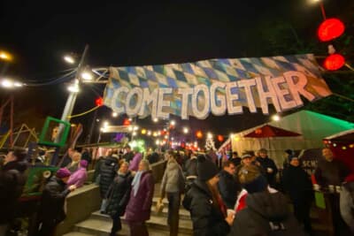 私の住む地区のクリスマスマーケットは、作家さんのアクセサリーや陶器の販売が多いようです