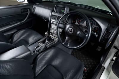 35万0000ユーロ〜45万0000ユーロ（邦貨換算6320万円〜8130万円）で現在も販売中の日産R34型「スカイラインGT-R Nur」（C）Bonhams