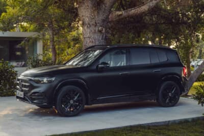 メルセデス・ベンツGLB：切り立ったフロント・エンドと立ち気味のフロント・ウインドウを備え、オフローダーテイストのフォルム