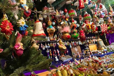 昭和レトロな感じのツリーのオーナメントショップも健在です