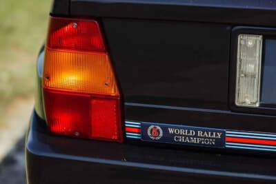 20万1250ユーロ(邦貨換算約3530万円)で落札されたランチア「デルタHF インテグラーレ エボルツィオーネ I マルティーニ5」(C)Courtesy of Broad Arrow