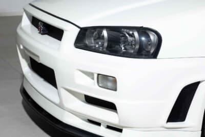 35万0000ユーロ〜45万0000ユーロ（邦貨換算6320万円〜8130万円）で現在も販売中の日産R34型「スカイラインGT-R Nur」（C）Bonhams