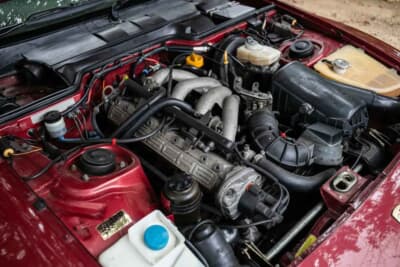 2万～2万5000ポンド（邦貨換算約416万円～520万円）で現在も販売中のポルシェ「944 Lux S2」（C）iconicauctioneers