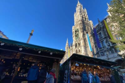 晴れて空気が澄んだ冬のミュンヘン市庁舎前クリスマスマーケット