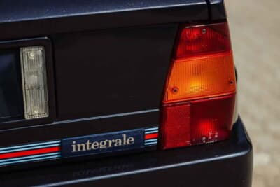 20万1250ユーロ(邦貨換算約3530万円)で落札されたランチア「デルタHF インテグラーレ エボルツィオーネ I マルティーニ5」(C)Courtesy of Broad Arrow