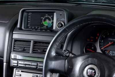 35万0000ユーロ〜45万0000ユーロ（邦貨換算6320万円〜8130万円）で現在も販売中の日産R34型「スカイラインGT-R Nur」（C）Bonhams